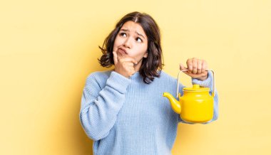 Genç İspanyol kadın düşünüyor, kuşkulu ve şaşkın hissediyor. çaydanlık konsepti