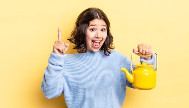 Genç İspanyol kadın bir fikri fark ettikten sonra mutlu ve heyecanlı bir dahi gibi hissediyor. çaydanlık konsepti