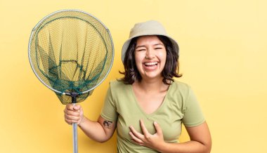 Genç İspanyol kadın komik bir şakaya yüksek sesle gülüyor. balıkçı ağı kavramı