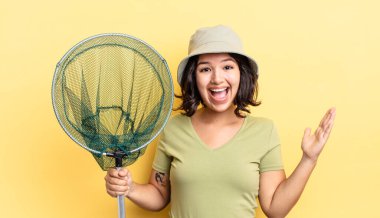 Genç İspanyol kadın kendini mutlu hissediyor ve inanılmaz bir şeye hayret ediyor. balıkçı ağı kavramı