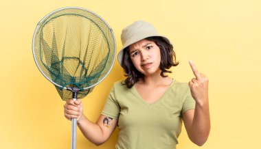 Genç İspanyol kadın kızgın, sinirli, asi ve agresif hissediyor. balıkçı ağı kavramı