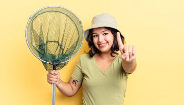 Genç İspanyol kadın gururla gülümsüyor ve kendinden emin bir numara oluyor. balıkçı ağı kavramı