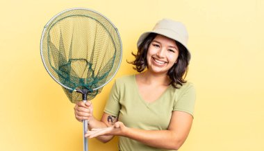 Genç İspanyol kadın neşeyle gülümsüyor, mutlu hissediyor ve bir konsept gösteriyor. balıkçı ağı kavramı