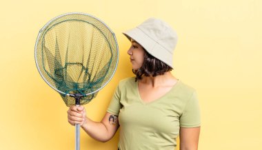 Profil görünümlü genç İspanyol kadın hayal mi kuruyor yoksa hayal mi kuruyor? balıkçı ağı kavramı