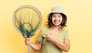 Genç İspanyol kadın heyecanlı ve şaşırmış görünüyor. balıkçı ağı kavramı