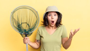 Genç İspanyol kadın inanılmaz bir sürprizle şaşkına dönmüş ve hayrete düşmüştü. balıkçı ağı kavramı