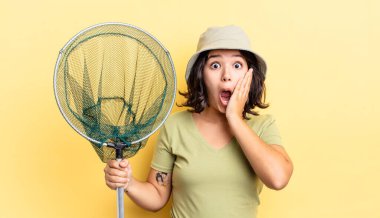 Genç İspanyol kadın şok olmuş ve korkmuş hissediyor. balıkçı ağı kavramı