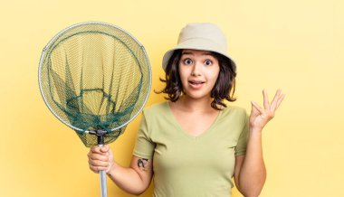 Genç İspanyol kadın kendini mutlu hissediyor, bir çözüm ya da fikir bulduğuna şaşırıyor. balıkçı ağı kavramı