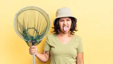 Genç İspanyol kadın iğreniyor, sinirleniyor ve dili dışarı çıkıyor. balıkçı ağı kavramı