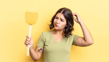 Genç İspanyol kadın şaşkın ve kafası karışık, kaşınan bir kafa hissediyor. Öldürme konsepti