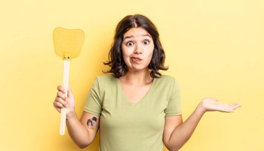 Genç İspanyol kadın şaşkın, şaşkın ve şüpheci hissediyor. Öldürme konsepti