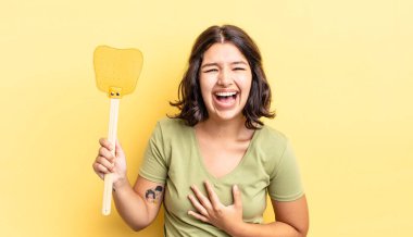 Genç İspanyol kadın komik bir şakaya yüksek sesle gülüyor. Öldürme konsepti