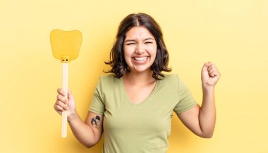 Genç İspanyol kadın şokta, gülüyor ve başarıyı kutluyor. Öldürme konsepti