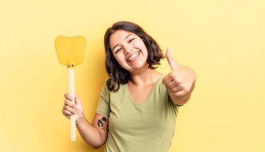 Genç İspanyol kadın gururlu, olumlu bir şekilde gülümsüyor. Öldürme konsepti