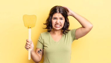 Genç İspanyol kadın stresli, endişeli ya da korkmuş hissediyor, elleri başının üstünde. Öldürme konsepti