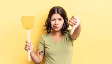 Latin kökenli genç bir kadın kızmış, baş parmağını kaldırmış. Öldürme konsepti