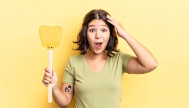 Genç İspanyol kadın mutlu, şaşkın ve şaşırmış görünüyor. Öldürme konsepti