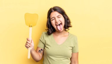 Neşeli ve asi tavırları olan, şaka yapan ve dilini dışarı çıkaran genç İspanyol bir kadın. Öldürme konsepti