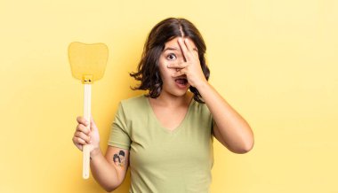 Genç İspanyol bir kadın şok olmuş, korkmuş ya da korkmuş görünüyor. Yüzü elle kapatılmış. Öldürme konsepti