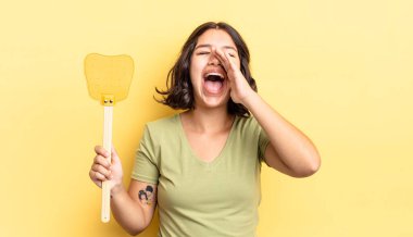 Genç İspanyol kadın kendini mutlu hissediyor, elleri ağzının kenarında bağırıyor. Öldürme konsepti