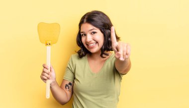 Genç İspanyol kadın gururla gülümsüyor ve kendinden emin bir numara oluyor. Öldürme konsepti