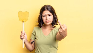 Genç İspanyol kadın kızgın, sinirli, asi ve agresif hissediyor. Öldürme konsepti