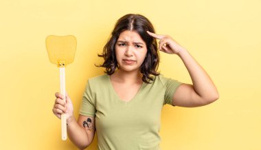 Genç İspanyol kadın şaşkın ve şaşkın hissediyor, senin deli olduğunu gösteriyor. Öldürme konsepti