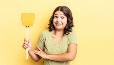 Genç İspanyol kadın omuz silkiyor, kafası karışık ve kararsız. Öldürme konsepti