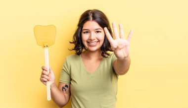 Genç İspanyol kadın gülümsüyor ve arkadaş canlısı görünüyor, dört numarayı gösteriyor. Öldürme konsepti