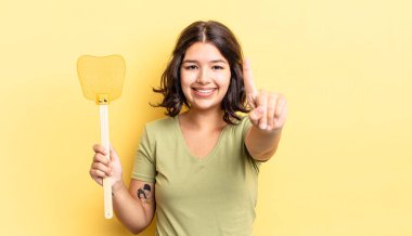 Genç İspanyol kadın gülümsüyor ve arkadaş canlısı görünüyor, bir numarayı gösteriyor. Öldürme konsepti