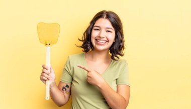 Genç İspanyol kadın neşeyle gülümsüyor, mutlu hissediyor ve bir tarafı işaret ediyor. Öldürme konsepti