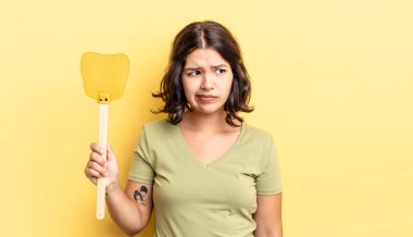 Genç İspanyol kadın üzgün, üzgün ya da kızgın hissediyor ve yana bakıyor. Öldürme konsepti