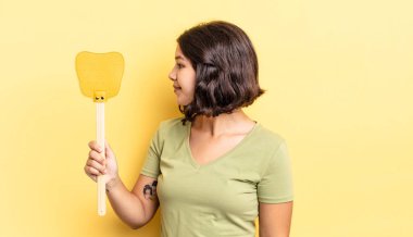 Profil görünümlü genç İspanyol kadın hayal mi kuruyor yoksa hayal mi kuruyor? Öldürme konsepti