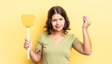 Genç İspanyol kadın kapiş ya da para hareketi yapıyor, sana ödemeni söylüyor. Öldürme konsepti