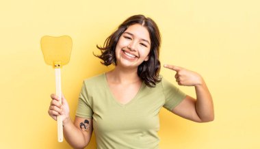 Genç İspanyol kadın kendine güvenerek gülümsüyor ve kendi gülüşünü gösteriyor. Öldürme konsepti