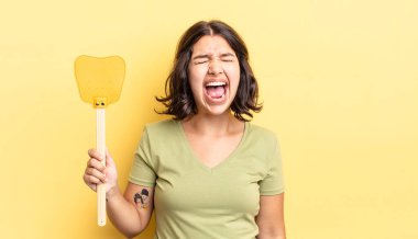 Genç İspanyol kadın agresif bir şekilde bağırıyor, çok kızgın görünüyor. Öldürme konsepti