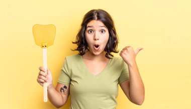 İnançsızlığa şaşırmış genç İspanyol kadın. Öldürme konsepti