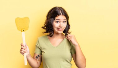 Genç İspanyol kadın kibirli, başarılı, pozitif ve gururlu görünüyor. Öldürme konsepti