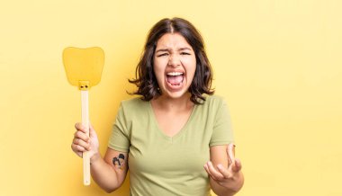 Genç İspanyol kadın kızgın, sinirli ve hayal kırıklığına uğramış görünüyor. Öldürme konsepti