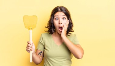 Genç İspanyol kadın şok olmuş ve korkmuş hissediyor. Öldürme konsepti