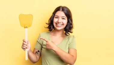 Genç İspanyol kadın heyecanlı ve şaşırmış görünüyor. Öldürme konsepti