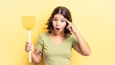 Genç İspanyol kadın şaşırmış görünüyor, yeni bir düşünce, fikir ya da konsept keşfediyor. Öldürme konsepti