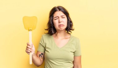 Genç İspanyol kadın üzgün ve mızmızlanıyor. Mutsuz bir bakışı var ve ağlıyor. Öldürme konsepti