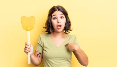 Genç İspanyol kadın şok olmuş ve ağzı açık, kendini işaret ederek şaşırmış görünüyor. Öldürme konsepti