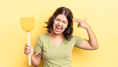 Genç İspanyol kadın mutsuz ve stresli görünüyor, intihar jesti silah işareti yapıyor. Öldürme konsepti