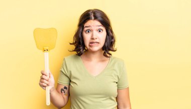 Genç İspanyol kadın şaşkın ve şaşkın görünüyor. Öldürme konsepti