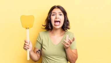 Genç İspanyol kadın umutsuz, hayal kırıklığına uğramış ve stresli görünüyor. Öldürme konsepti