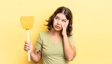 Genç İspanyol bir kadın bıkkın, hayal kırıklığına uğramış ve yorucu bir günün ardından uykulu hissediyor. Öldürme konsepti