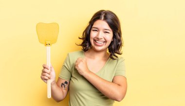 Genç İspanyol kadın kendini mutlu hissediyor ve bir meydan okumayla yüzleşiyor ya da kutluyor. Öldürme konsepti