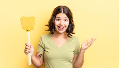 Genç İspanyol kadın kendini mutlu hissediyor, bir çözüm ya da fikir bulduğuna şaşırıyor. Öldürme konsepti